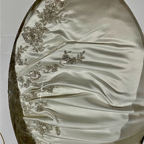 Wedding dress - Picture 12 of 14